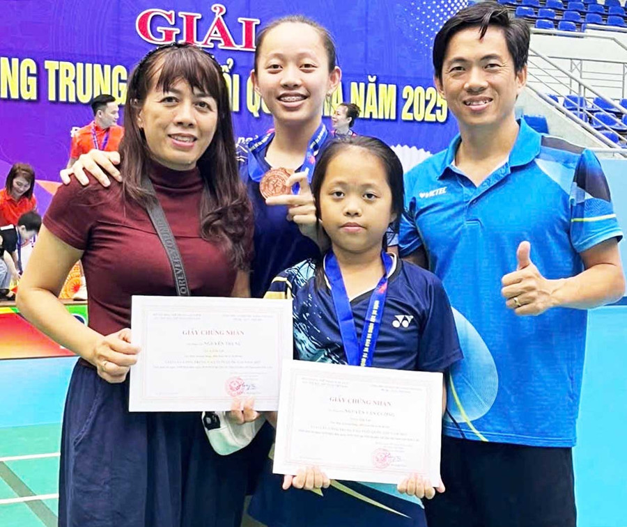 Gia đình anh Nguyễn Văn Cường cùng có chung niềm đam mê và gặt hái được nhiều thành công tại các giải cầu lông của tỉnh và toàn quốc. Ảnh: V.C Gia đình anh Nguyễn Văn Cường cùng có chung niềm đam mê và gặt hái được nhiều thành công tại các giải cầu lông của tỉnh và toàn quốc.