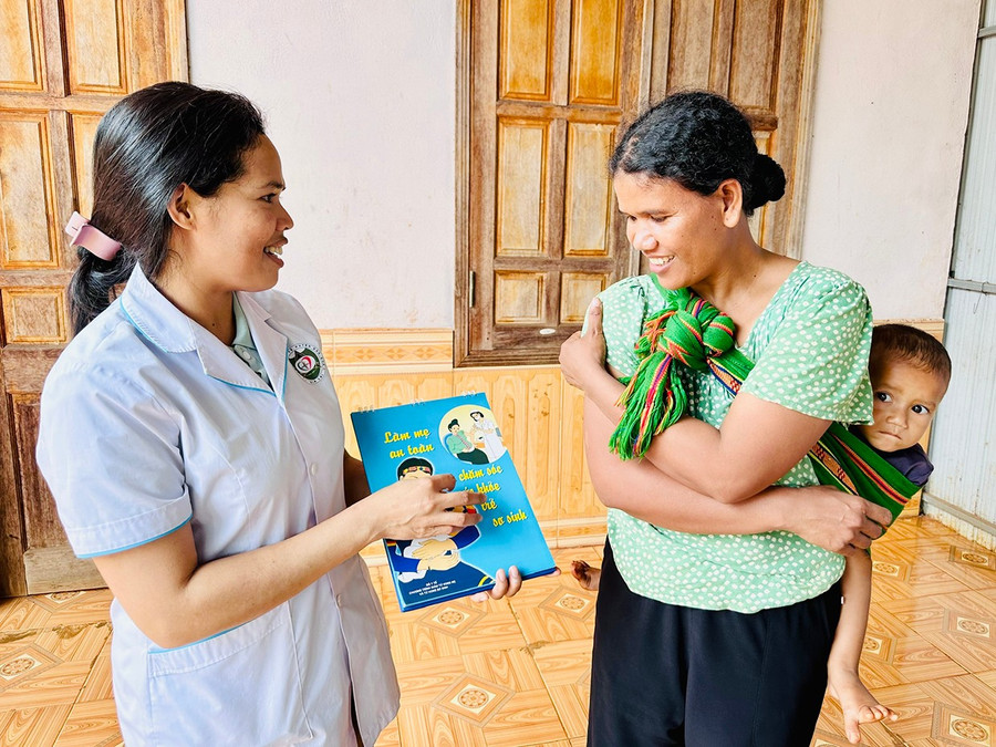 Nhân viên y tế xã Đak Sơmei tuyên truyền người dân trong chăm sóc sức khỏe, dinh dưỡng bà mẹ, trẻ em. Ảnh: Như Nguyện Nhân viên y tế xã Đak Sơmei tuyên truyền người dân trong chăm sóc sức khỏe, dinh dưỡng bà mẹ, trẻ em. Ảnh: Như Nguyện