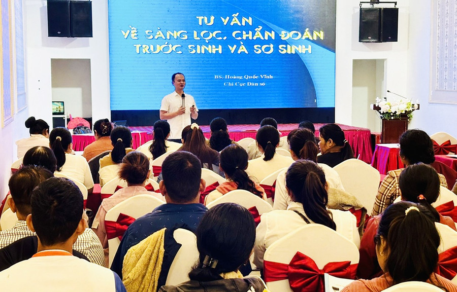 Trong khuôn khổ Dự án 7, trên 500 cộng tác viên dân số địa bàn phía Tây tỉnh vừa tham gia lớp tập huấn Kiến thức, kỹ năng truyền thông chăm sóc sức khỏe. Ảnh: Như Nguyện Trong khuôn khổ Dự án 7, trên 500 cộng tác viên dân số địa bàn phía Tây tỉnh vừa tham gia lớp tập huấn Kiến thức, kỹ năng truyền thông chăm sóc sức khỏe.