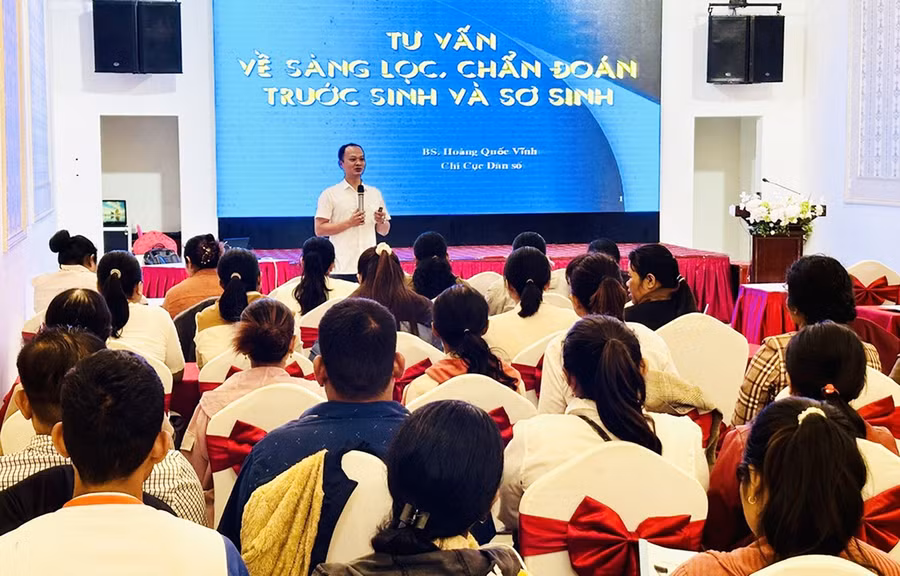 Trong khuôn khổ Dự án 7, trên 500 cộng tác viên dân số địa bàn phía Tây tỉnh vừa tham gia lớp tập huấn Kiến thức, kỹ năng truyền thông chăm sóc sức khỏe.