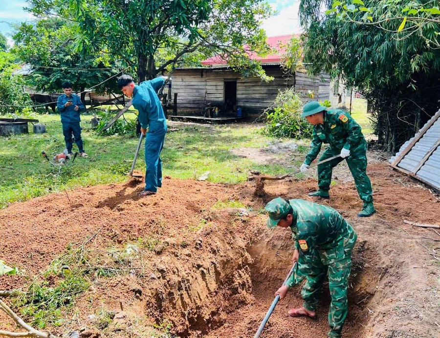 Bộ đội Đồn Biên phòng Ia Mơ và lực lượng dân quân xã Ia Mơ đào hố rác giúp gia đình bà Rơ Lan Blê (làng Hnap). Ảnh: P.D Bộ đội Đồn Biên phòng Ia Mơ và lực lượng dân quân xã Ia Mơ đào hố rác giúp gia đình bà Rơ Lan Blê (làng Hnap).
