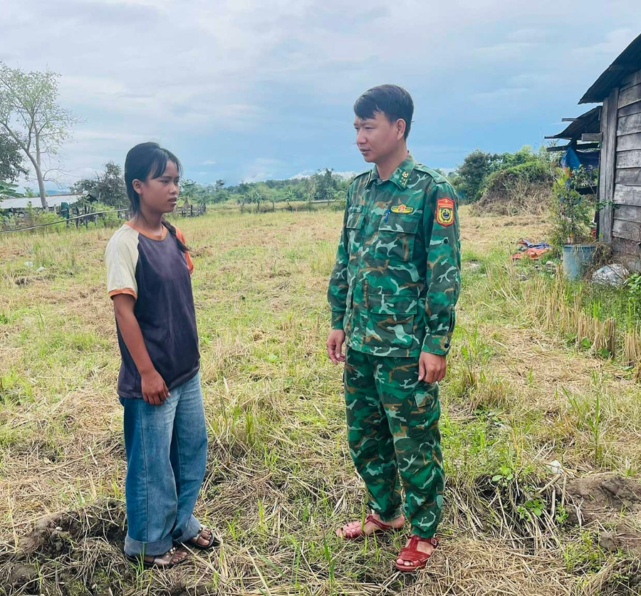 Đại úy Trần Văn Khen trò chuyện cùng em Siu Nhăm (làng Klăh) về thửa ruộng bên hông nhà. Ảnh: P.D don-bien-phong-ia-mo-them.jpg