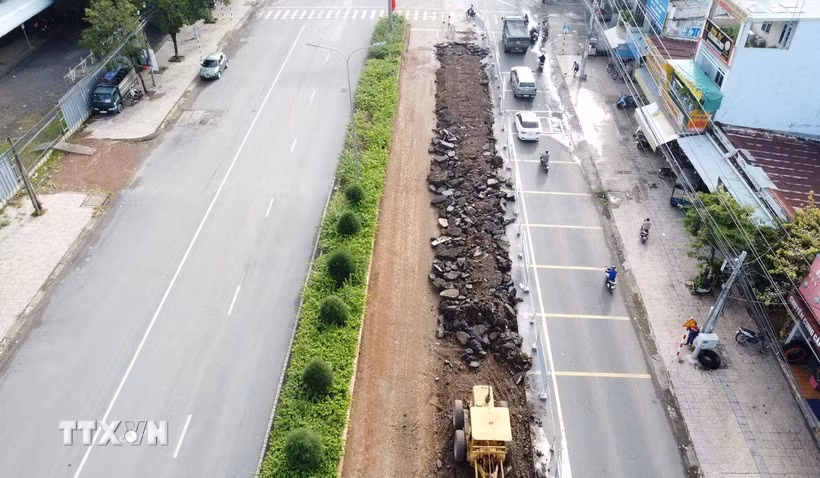 Cơ quan chức năng đang tiến hành sửa chữa trên quốc lộ 14, đoạn qua phường Bình Phước. (Ảnh: Đậu Tất Thành/TTXVN)