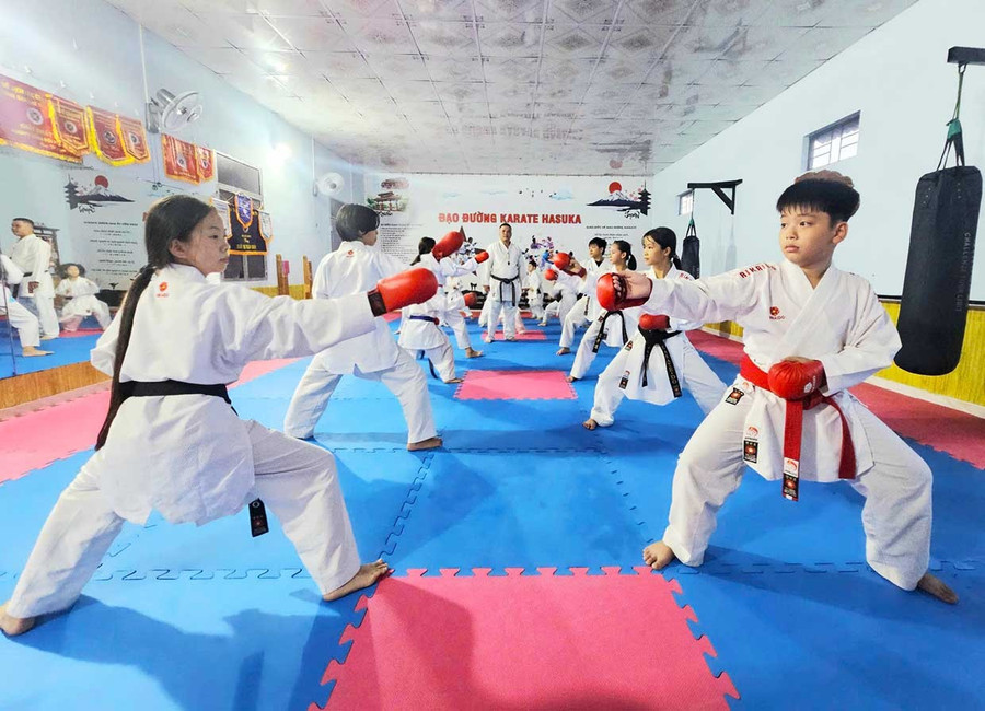 Các võ sinh của Câu lạc bộ Karate Hasuka trong một buổi tập luyện. Ảnh: R’Ô HOK Các võ sinh của Câu lạc bộ Karate Hasuka trong một buổi tập luyện.