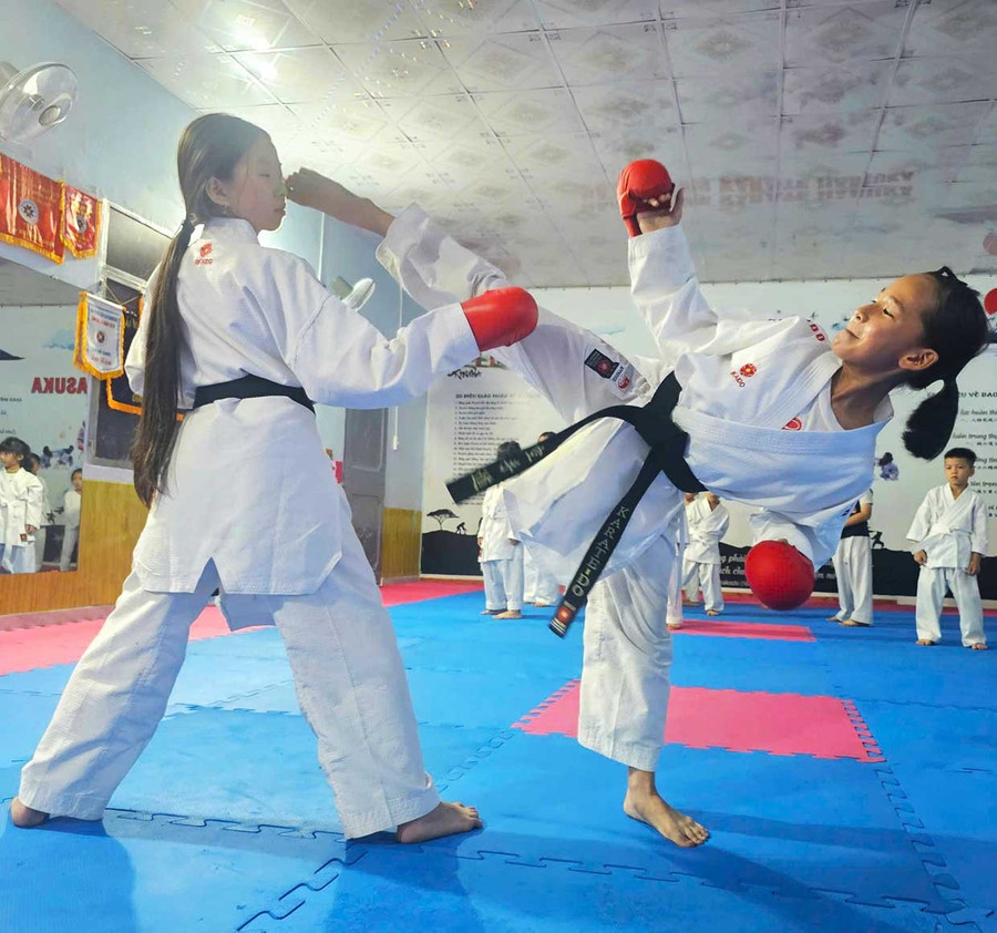 Em Lữ Thị Gia Hân (bên phải) là võ sinh tiêu biểu của CLB Karate Hasuka. Ảnh: R’Ô HOK Em Lữ Thị Gia Hân (bên phải) là võ sinh tiêu biểu của CLB Karate Hasuka.