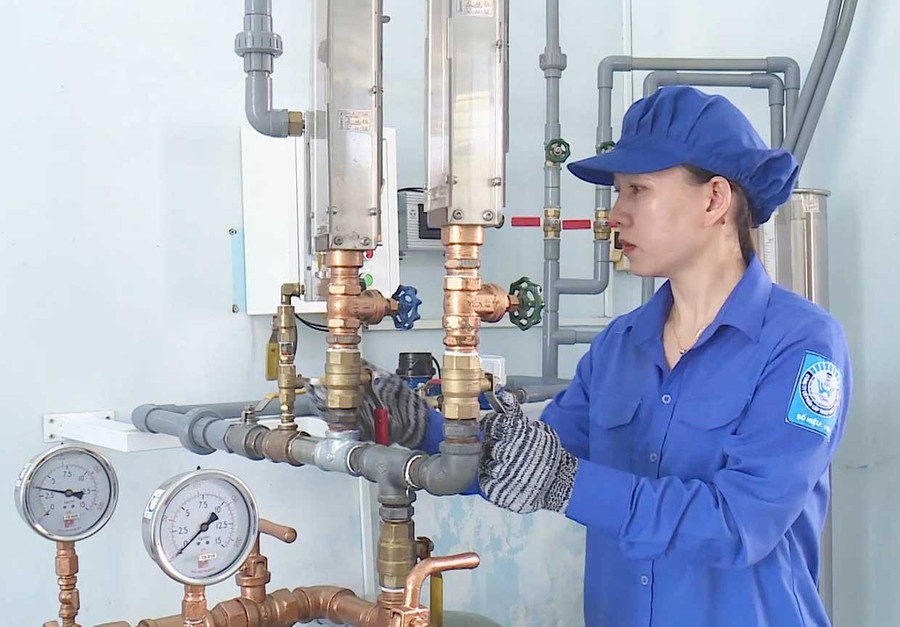 Bộ phận chuyên môn Công ty CP Cấp thoát nước Bình Định kiểm tra chỉ số đo lường đồng hồ nước. Ảnh: Trọng Lợi Công ty Cổ phần Cấp thoát nước Bình Định áp dụng chương trình đo lường, chuẩn hóa quy trình giúp giảm sai sót và chi phí, đồng thời nâng cao năng suất và chất lượng kiểm định.