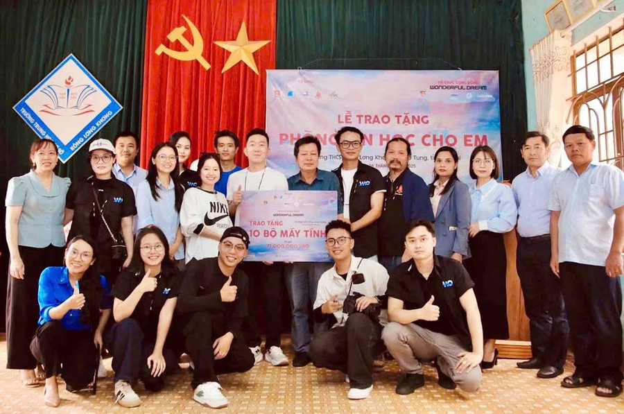 Wonderful Dream trao tặng phòng Tin học cho Trường THCS Kông Lơng Khơng (xã Tơ Tung). Ảnh: ĐVCC Wonderful Dream trao tặng phòng Tin học cho Trường THCS Kông Lơng Khơng (xã Tơ Tung).
