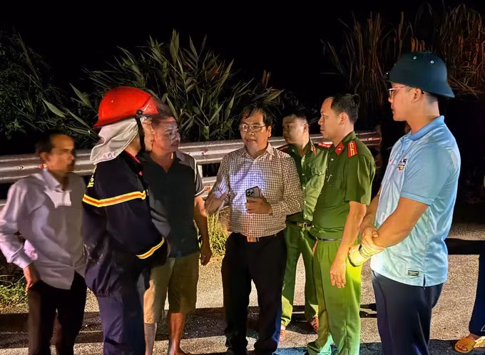 Lãnh đạo Sở Xây dựng tỉnh Quảng Ngãi trực tiếp chỉ đạo công tác cứu hộ xuyên đêm.