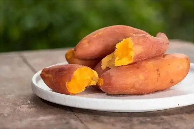 Tránh sử dụng quá nhiều khoai lang vì có thể gây ảnh hưởng lượng đường trong máu và tăng cân. (Ảnh: Sohu) khoai-lang.jpg