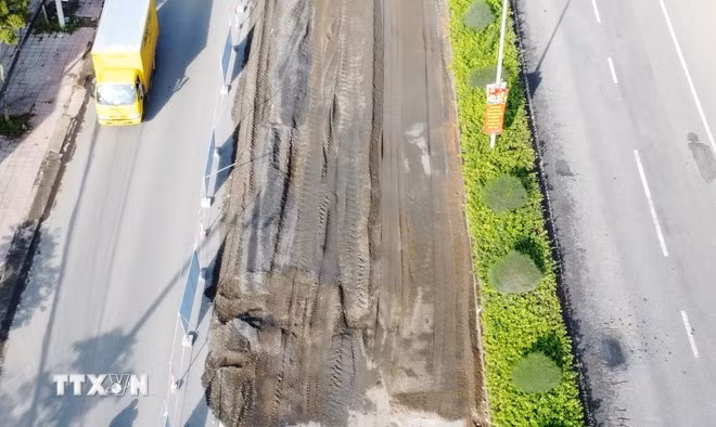 Cơ quan chức năng đang tiến hành sửa chữa trên quốc lộ 14, đoạn qua phường Bình Phước. (Ảnh: Đậu Tất Thành/TTXVN)