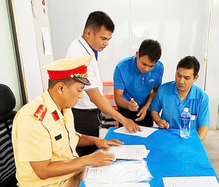 Các tài xế taxi ký cam kết chấp hành Luật Trật tự ATGT đường bộ.