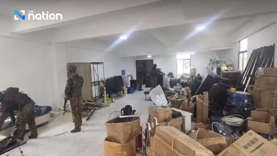 Quân đội Myanmar kiểm tra bên trong tòa nhà. Ảnh: The Nation