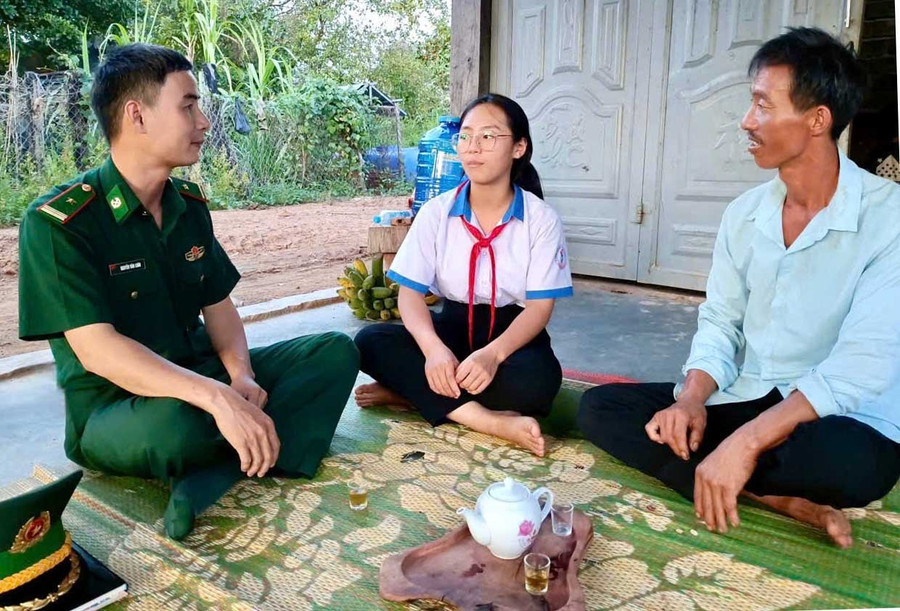 Thiếu tá Luân (bên trái) trò chuyện cùng em Nguyễn Thị Thảo Nguyên (làng Ring, xã Ia Mơ) là “Con nuôi Đồn Biên phòng”. Ảnh: P.D Thiếu tá Luân (bên trái) trò chuyện cùng em Nguyễn Thị Thảo Nguyên (làng Ring, xã Ia Mơ) là “Con nuôi Đồn Biên phòng”.