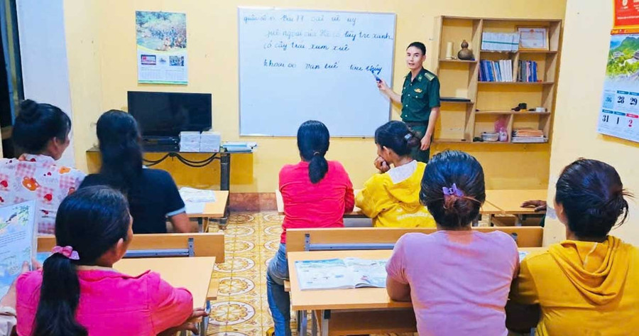 Thiếu tá Nguyễn Văn Luân trực tiếp dạy môn Toán tại lớp xóa mù chữ ở làng Khôn. Ảnh: NVCC Thiếu tá Nguyễn Văn Luân trực tiếp dạy môn Toán tại lớp xóa mù chữ ở làng Khôn.
