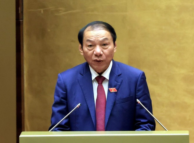 Bộ trưởng Bộ Văn hoá, Thể thao và Du lịch Nguyễn Văn Hùng trình bày về dự thảo Luật Báo chí (sửa đổi). (Ảnh: Tuấn Anh/TTXVN) quoc-hoi-thao-luan-ve-du-an-luat-pha-san-sua-doi-2.jpg