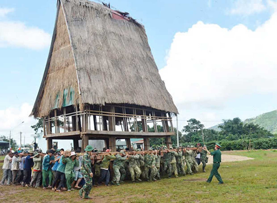 Lực lượng vũ trang tỉnh làm công tác dân vận tại xã Chư A Thai.