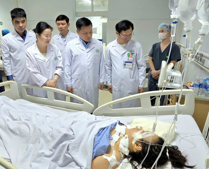 Lãnh đạo tỉnh Nghệ An thăm hỏi, động viên các nạn nhân đang điều trị tại bệnh viện. Ảnh: T. Thành Lãnh đạo tỉnh Nghệ An thăm hỏi, động viên các nạn nhân đang điều trị tại bệnh viện.