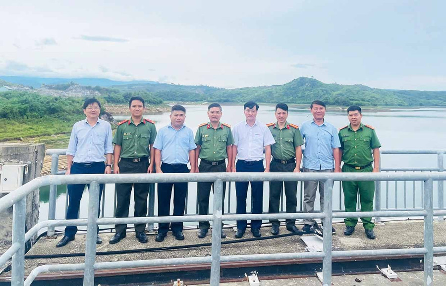 Đoàn công tác của Công an tỉnh Gia Lai kiểm tra công tác đảm bảo an ninh, an toàn công trình đập, hồ chứa tại khu vực đập tràn Ka Nak năm 2025. Ảnh: Nguyễn Cường cong-ty-thuy-dien-anh-2.jpg