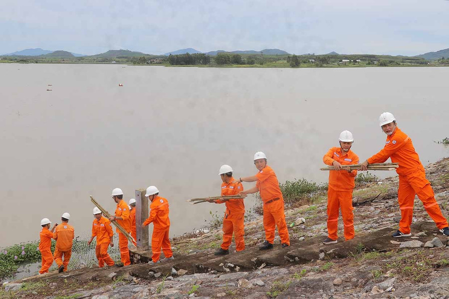 Cán bộ, nhân viên Công ty Thủy điện An Khê-Ka Nak diễn tập phòng-chống sạt lở thân đập cục bộ mái đập thượng lưu bờ trái đập dâng An Khê. Ảnh: Ngọc Minh Công ty Thủy điện An Khê - Ka Nak chủ động diễn tập phòng chống sạt lở thân đập cục bộ mái đập thượng lưu bờ trái đập dâng An Khê. Ảnh: Ngọc Minh