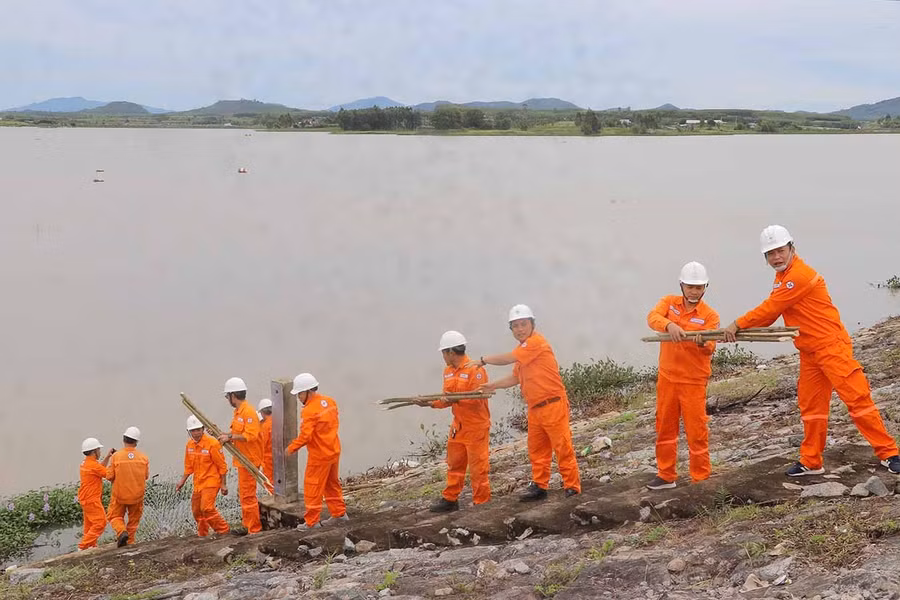 Công ty Thủy điện An Khê - Ka Nak chủ động diễn tập phòng chống sạt lở thân đập cục bộ mái đập thượng lưu bờ trái đập dâng An Khê. Ảnh: Ngọc Minh