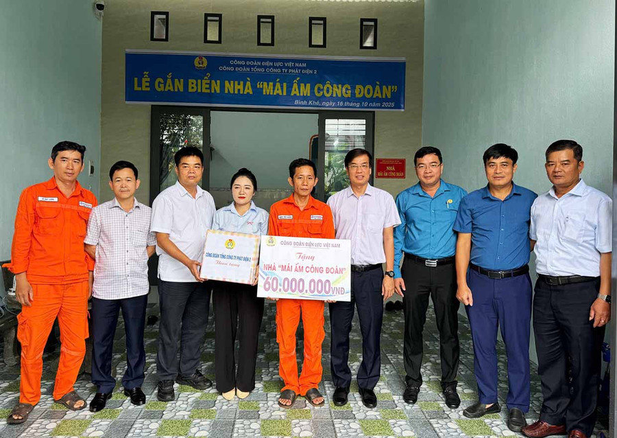 Ông Uông Quang Huy-Phó Chủ tịch Công đoàn Điện lực Việt Nam (thứ 4 từ phải sang) trao kinh phí hỗ trợ xây dựng nhà “Mái ấm Công đoàn” cho gia đình đoàn viên Đặng Văn Hoàn. Ảnh: Thu Hoài Đồng chí Uông Quang Huy (thứ tư bên phải) - Phó Chủ tịch Công đoàn Điện lực Việt Nam trao kinh phí hỗ trợ xây dựng nhà “Mái ấm công đoàn” cho gia đình đoàn viên Đặng Văn Hoàn. Ảnh Thu Hoài