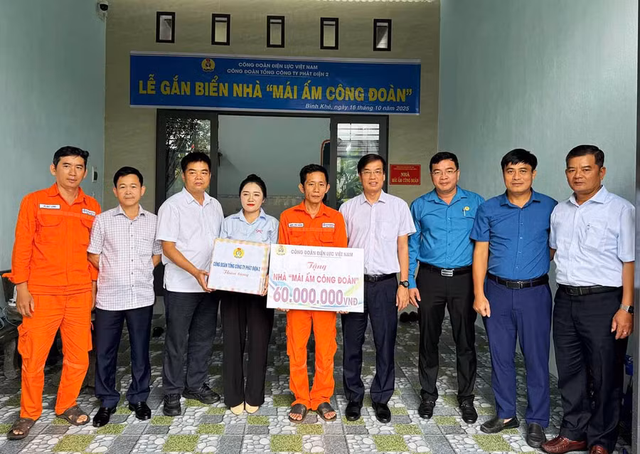 Đồng chí Uông Quang Huy (thứ tư bên phải) - Phó Chủ tịch Công đoàn Điện lực Việt Nam trao kinh phí hỗ trợ xây dựng nhà “Mái ấm công đoàn” cho gia đình đoàn viên Đặng Văn Hoàn. Ảnh Thu Hoài