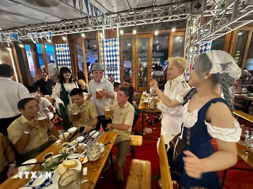 Biểu diễn giao lưu văn hóa tại Lễ hội bia Đức ở Đà Nẵng. (Ảnh: Trần Lê Lâm/TTXVN) le-hoi-bia.jpg