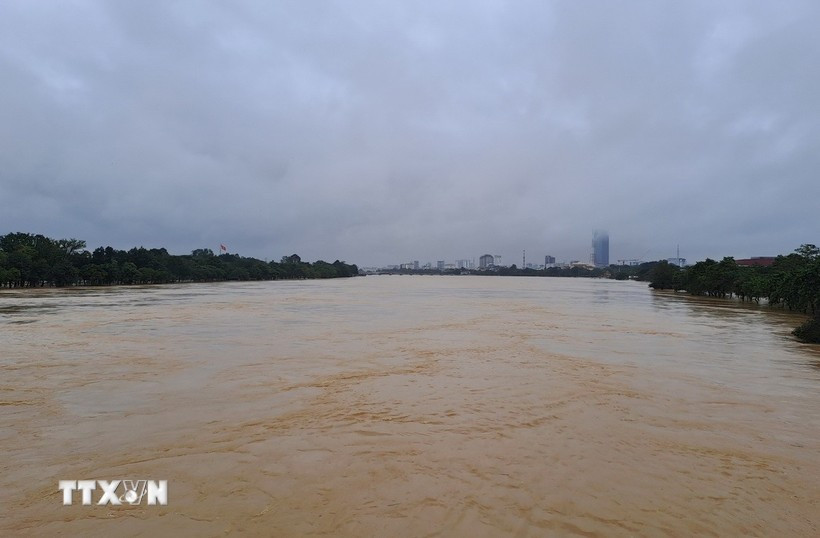 Lũ trên sông Hương, thành phố Huế trên báo động 3. (Ảnh: Nguyên Lý/TTXVN) mua-lu.jpg