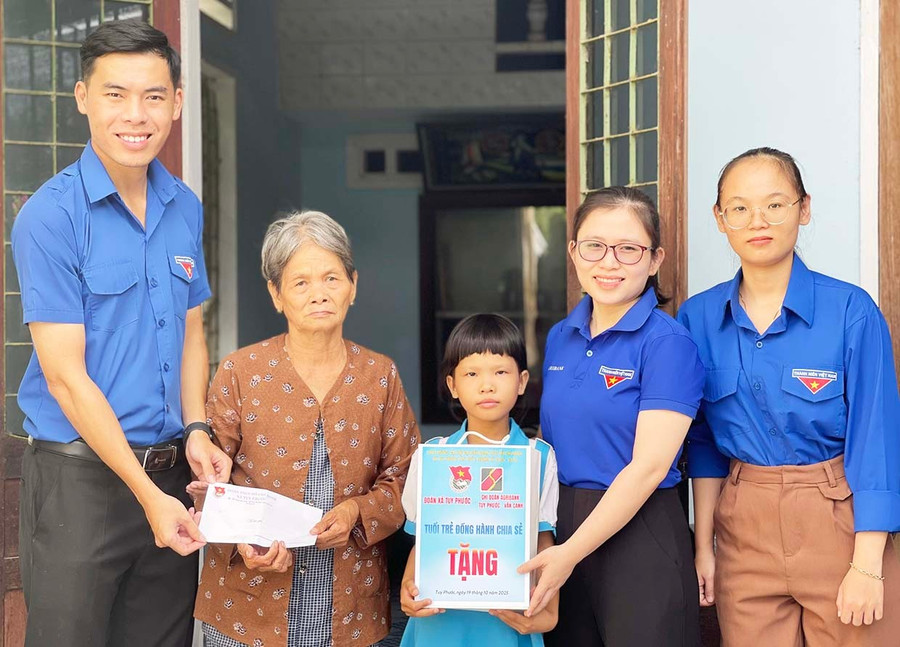 Đoàn xã Tuy Phước phối hợp cùng Chi đoàn Agribank Tuy Phước- Vân Canh tặng quà cho em Lê Nguyễn Cẩm Tiên. Ảnh: ĐVCC Đoàn xã Tuy Phước phối hợp cùng Chi đoàn Agribank Tuy Phước- Vân Canh tặng quà cho em Lê Nguyễn Cẩm Tiên