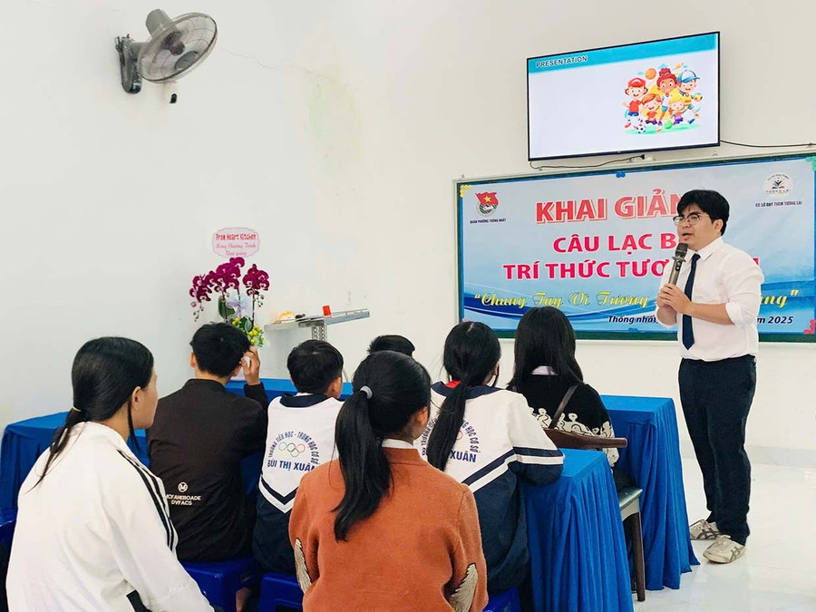 Học sinh khó khăn Trường Tiểu học và THCS Bùi Thị Xuân được tham gia lớp ôn tập kiến thức miễn phí. Ảnh: Chu Hằng Học sinh khó khăn Trường Tiểu học và THCS Bùi Thị Xuân được tham gia lớp ôn tập kiến thức miễn phí.