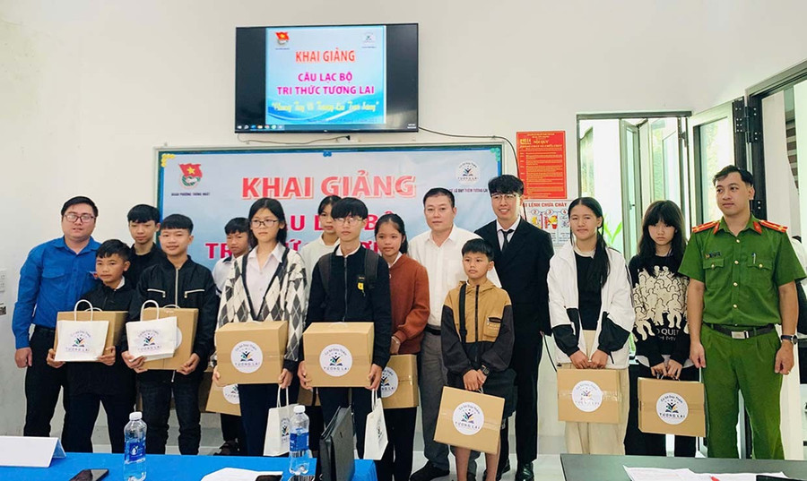 Đoàn phường Thống Nhất phối hợp cùng Cơ sở dạy thêm Tương Lai tặng quà cho các em học sinh tham gia lớp học miễn phí. Ảnh: Chu Hằng uoc-mo-den-truong-them3.jpg