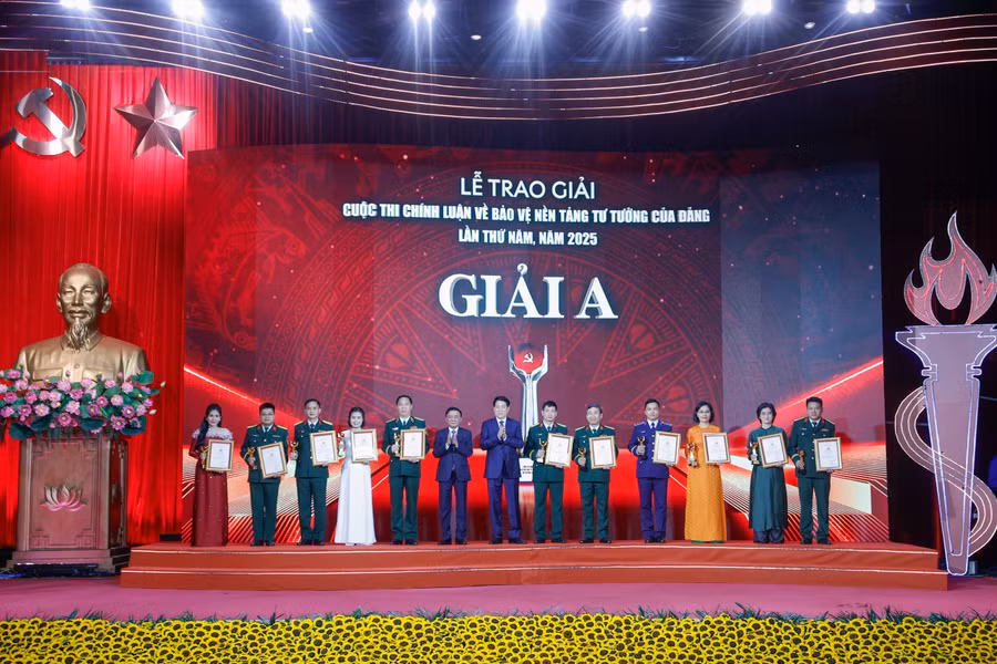 Chủ tịch nước Lương Cường cùng Thường trực Ban Bí thư Trần Cẩm Tú chúc mừng các tác giả, nhóm tác giả đoạt giải A