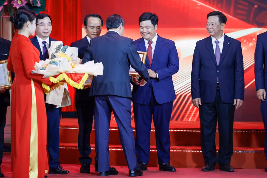 T.Ư Đoàn TNCS Hồ Chí Minh nhận giải Các tập thể có thành tích xuất sắc trong cuộc thi chính luận về bảo vệ nền tảng tư tưởng của Đảng lần thứ 5, năm 2025