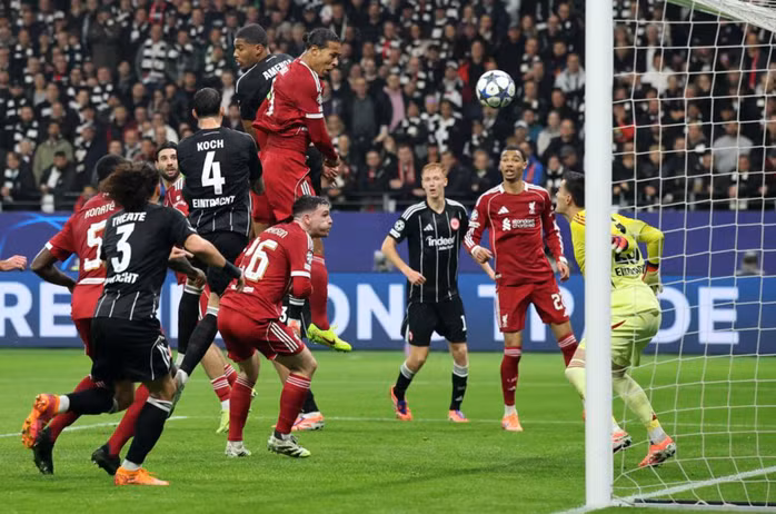 Van Dijk ghi bàn...