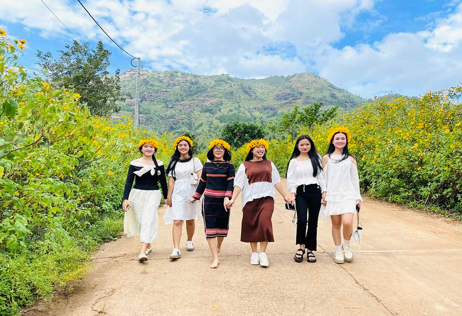 Pelancongan bermusim adalah ciri yang perlu dipromosikan dalam pelancongan Gia Lai. Dalam foto: Pelancong menikmati musim bunga matahari liar di gunung berapi Chu Dang Ya. Foto: Phuong Duyen Du khách thích thú với mùa hoa dã quỳ tại núi lửa Chư Đang Ya.