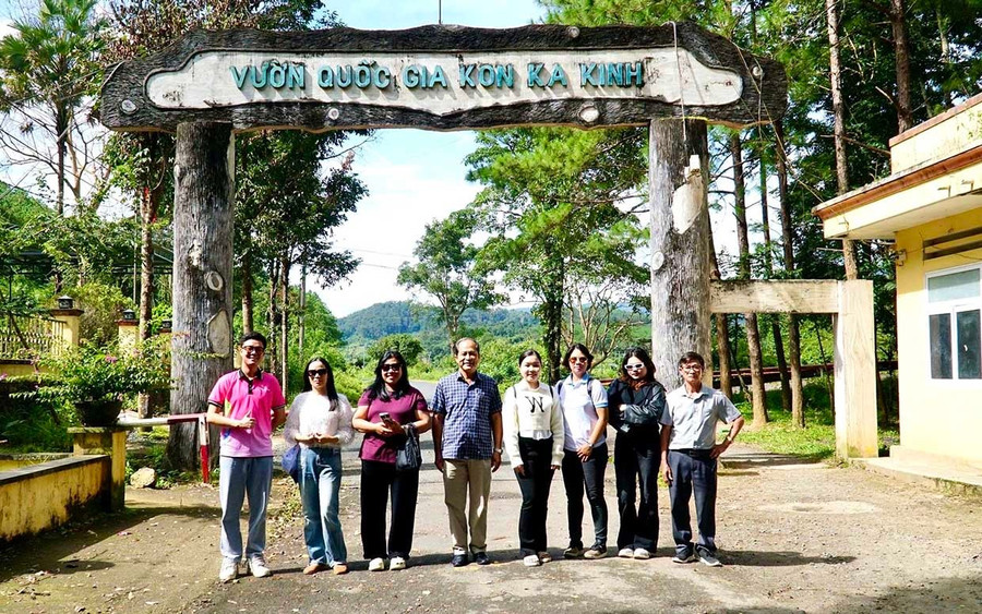 Wakil Persatuan Pelancongan Wilayah Gia Lai dan beberapa ahli kumpulan famtrip di Taman Negara Kon Ka Kinh. Foto: DVCC Đại diện Hiệp hội Du lịch tỉnh Gia Lai cùng một số thành viên đoàn famtrip tại Vườn Quốc gia Kon Ka Kinh.