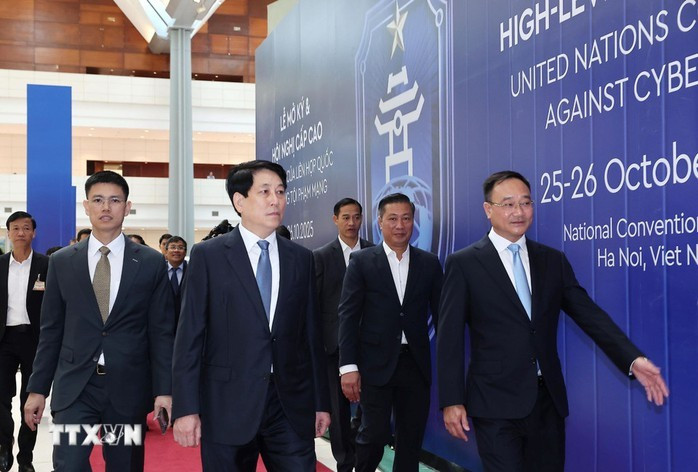 Chủ tịch nước Lương Cường kiểm tra công tác chuẩn bị và tổng duyệt Lễ mở ký Công ước Liên hợp quốc về chống tội phạm mạng vào ngày 23-10. Ảnh: TTXVN Chủ tịch nước Lương Cường kiểm tra công tác chuẩn bị và tổng duyệt Lễ mở ký Công ước Liên hợp quốc về chống tội phạm mạng vào ngày 23-10. Ảnh: TTXVN