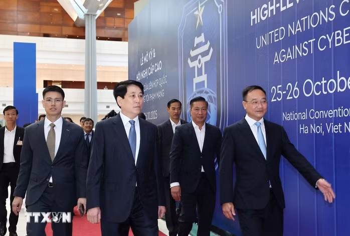 Chủ tịch nước Lương Cường kiểm tra công tác chuẩn bị và tổng duyệt Lễ mở ký Công ước Liên hợp quốc về chống tội phạm mạng vào ngày 23-10. Ảnh: TTXVN