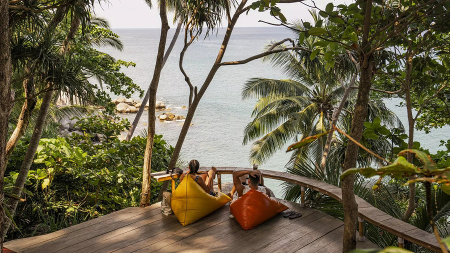 Phuket là vùng biển dễ chịu, thoáng mát, điểm xuyết những cuộc phiêu lưu đô thị. Với bãi cát trắng trải dài, rừng rậm xanh tươi và vô số tụ điểm giao lưu thời thượng, hòn đảo này là điểm đến tuyệt vời cho cả công việc lẫn du lịch.