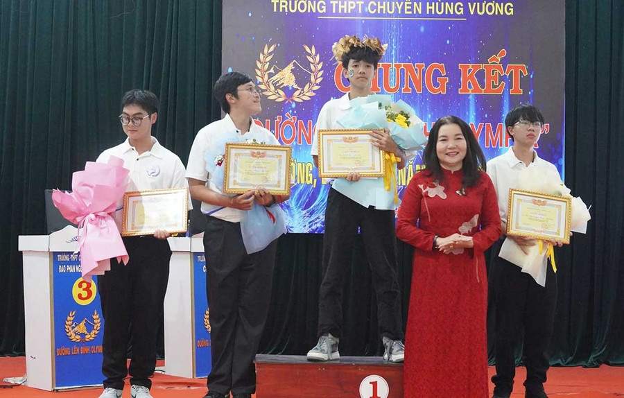 Cô Lê Thị Thu - Hiệu trưởng Trường THPT chuyên Hùng Vương Gia Lai tặng giấy khen cho 4 thí sinh. Ảnh: QT duong-len-dinh-olympia-dd.jpg
