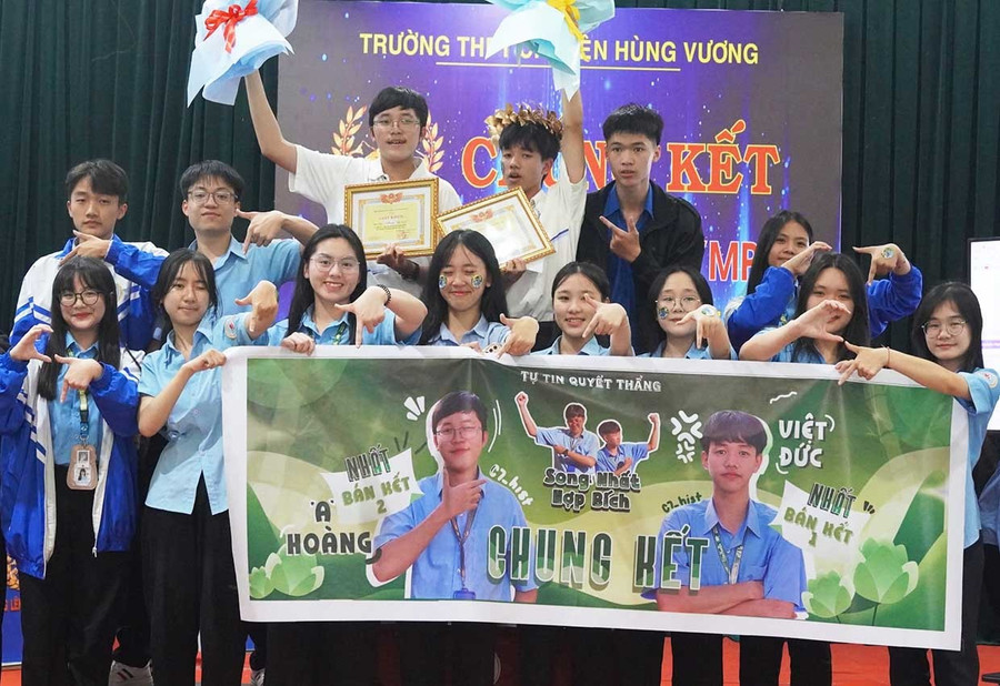 Tập thể lớp 11C7 chung vui cùng thí sinh Lê Việt Đức. Ảnh: QT duong-len-dinh-olympia-2.jpg