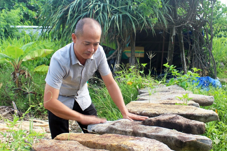 Nghệ nhân Nguyễn Minh Nghiệp giới thiệu bộ đàn đá nguyên bản gồm 17 thanh chưa qua chế tác. Ảnh: Huyền Oanh Nghệ nhân Nguyễn Minh Nghiệp giới thiệu bộ đàn đá nguyên bản gồm 17 thanh chưa qua chế tác. Ảnh: Huyền Oanh