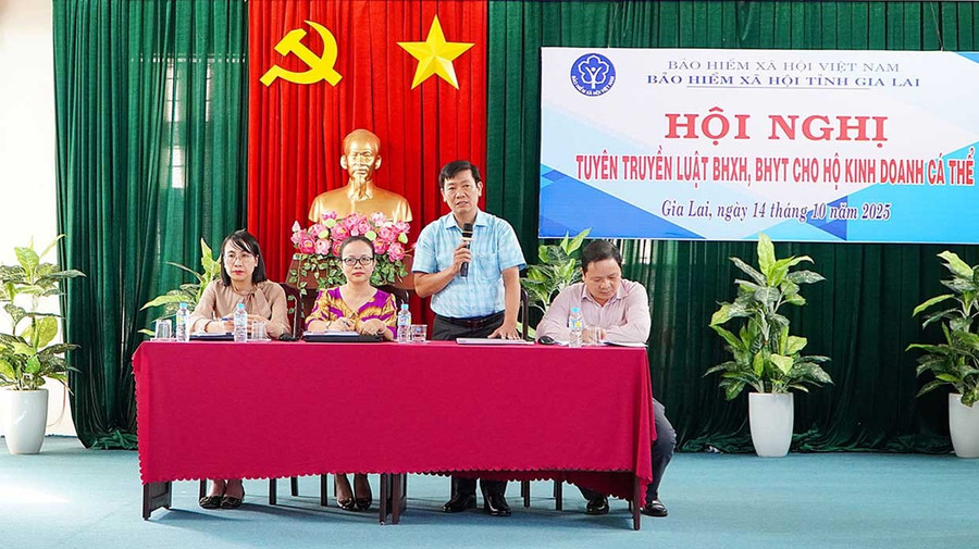 Tổ tư vấn bảo hiểm xã hội tỉnh giải đáp thắc mắc của các đại biểu là chủ hộ kinh doanh cá thể. Ảnh: ĐVCC Tổ tư vấn bảo hiểm xã hội tỉnh giải đáp thắc mắc của các đại biểu là chủ hộ kinh doanh cá thể.