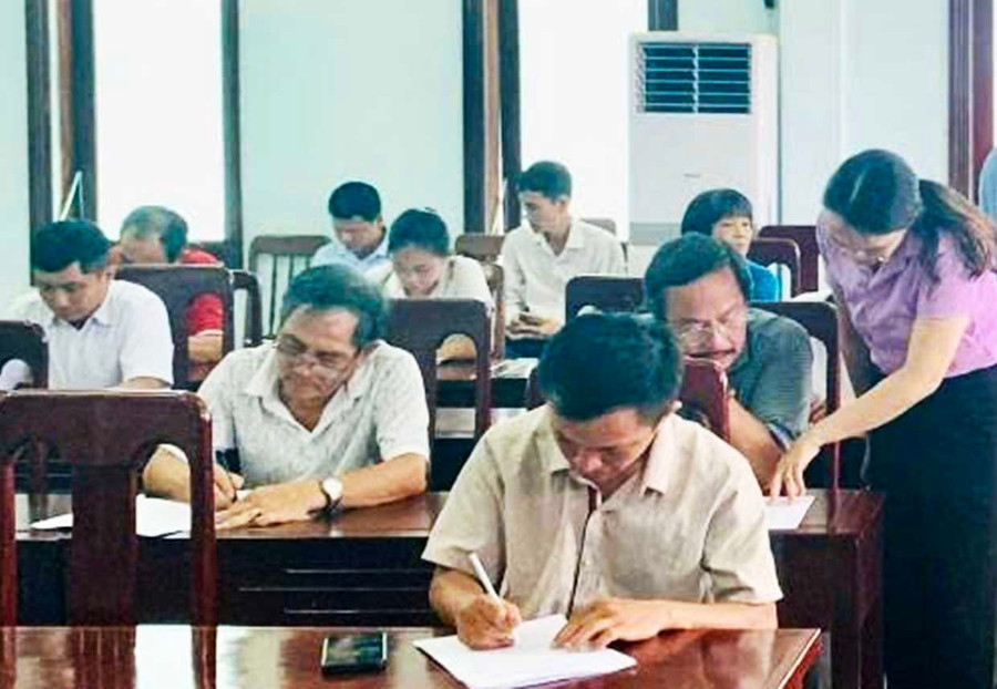 BHXH cơ sở Phù Mỹ hướng dẫn chủ hộ kinh doanh cá thể tham gia BHXH bắt buộc. Ảnh: ĐVCC BHXH cơ sở Phù Mỹ hướng dẫn chủ hộ kinh doanh cá thể tham gia BHXH bắt buộc.