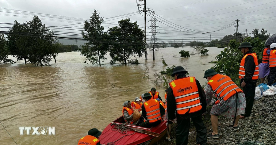 Các chuyến ca nô đưa người dân vùng ngập lũ ở Đà Nẵng ra khỏi khu vực nguy hiểm. (Ảnh: Trần Lê Lâm/TTXVN)