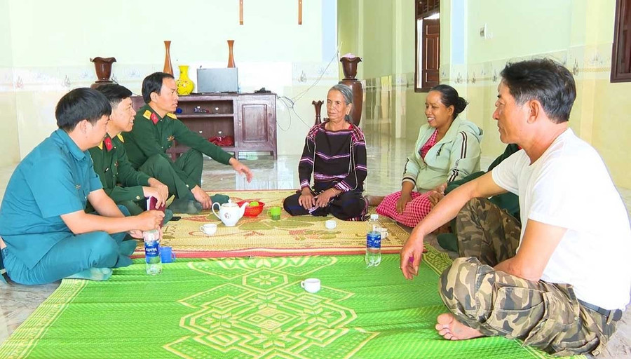 Già làng Siu Phyin (thứ 4 từ trái sang) trò chuyện cùng bộ đội Ban Chỉ huy Phòng thủ khu vực 4-Chư Prông và cán bộ, dân quân, người dân trong xã Ia Púch. Ảnh: Phương Dung Già làng Siu Phyin (thứ 4 từ trái sang) trò chuyện cùng bộ đội Ban Chỉ huy Phòng thủ khu vực 4 - Chư Prông và cán bộ, dân quân, người dân trong xã Ia Púch.