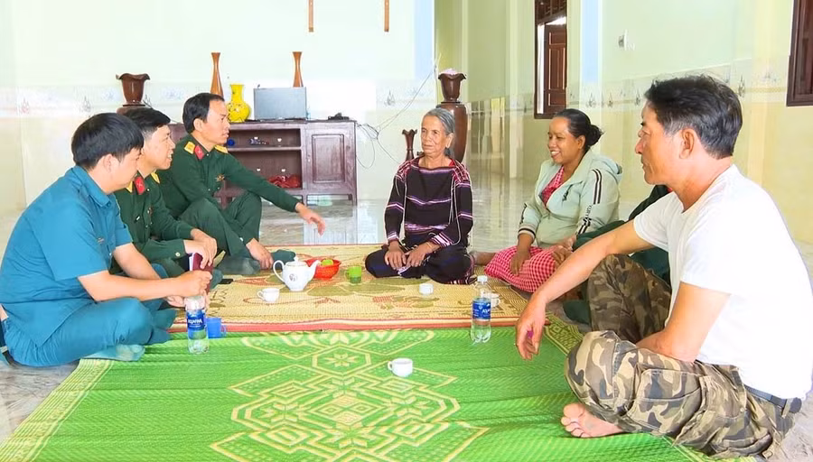 Già làng Siu Phyin (thứ 4 từ trái sang) trò chuyện cùng bộ đội Ban Chỉ huy Phòng thủ khu vực 4 - Chư Prông và cán bộ, dân quân, người dân trong xã Ia Púch.