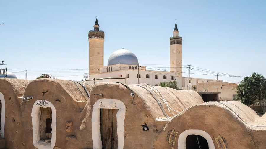 Đây là thời điểm thú vị ở Tunisia, đất nước dường như lơ lửng giữa thế giới cổ kính của những tàn tích La Mã lãng mạn và những khu nghỉ dưỡng ven biển cổ điển.