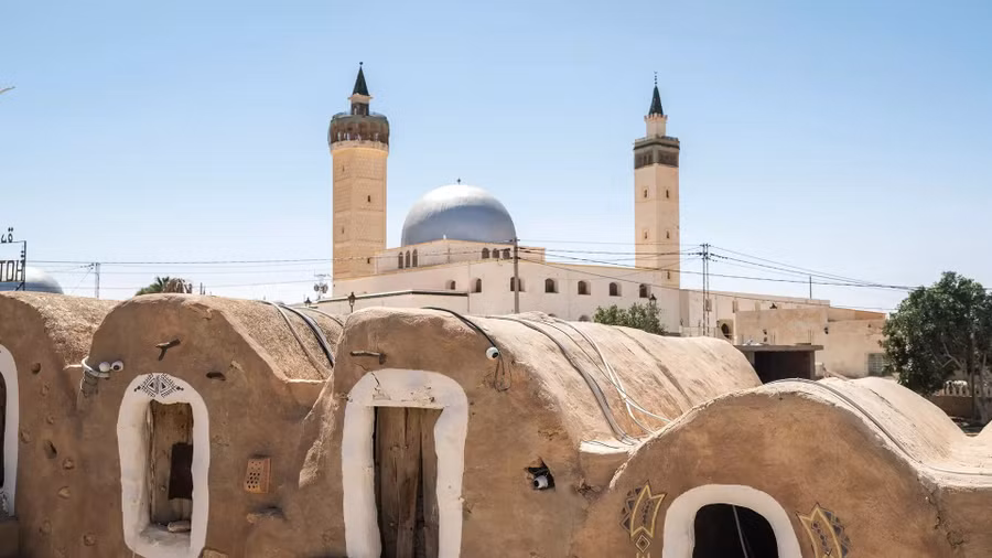 Đây là thời điểm thú vị ở Tunisia, đất nước dường như lơ lửng giữa thế giới cổ kính của những tàn tích La Mã lãng mạn và những khu nghỉ dưỡng ven biển cổ điển.