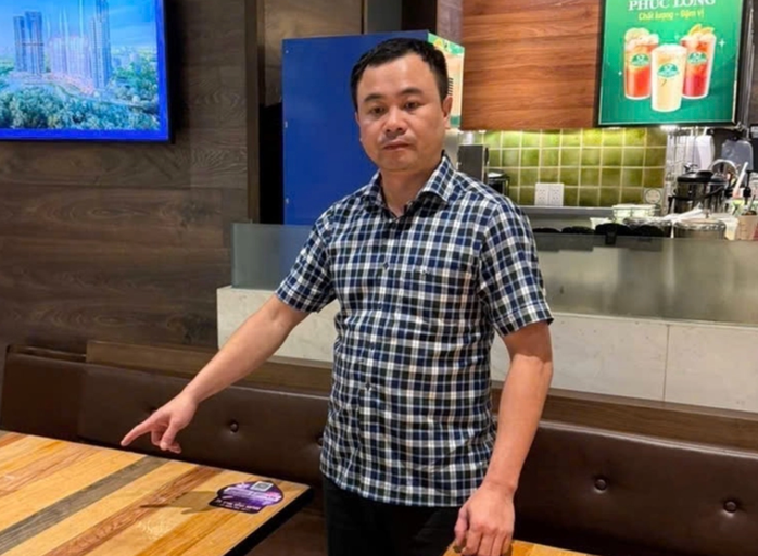 Bị can Lê Sỹ Cường bị Công an TP HCM bắt về tội "Môi giới hối lộ" Bị can Lê Sỹ Cường bị Công an TP HCM bắt về tội "Môi giới hối lộ"